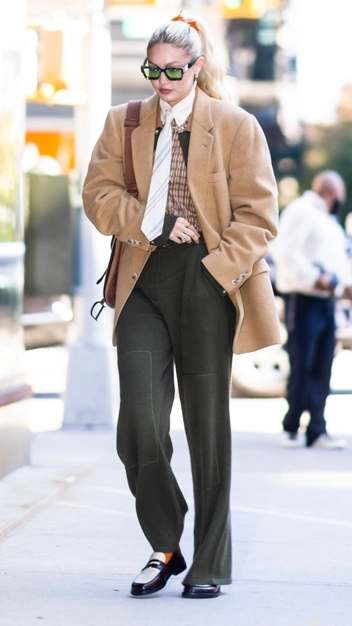 Гардероб интеллектуалки: Джиджи Хадид в стильном осеннем образе, который стоит повторить | marieclaire.ru