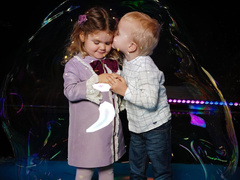 Первая любовь: сын Ксении Собчак и дочь Яны Расковаловой целуются под прицелом камер