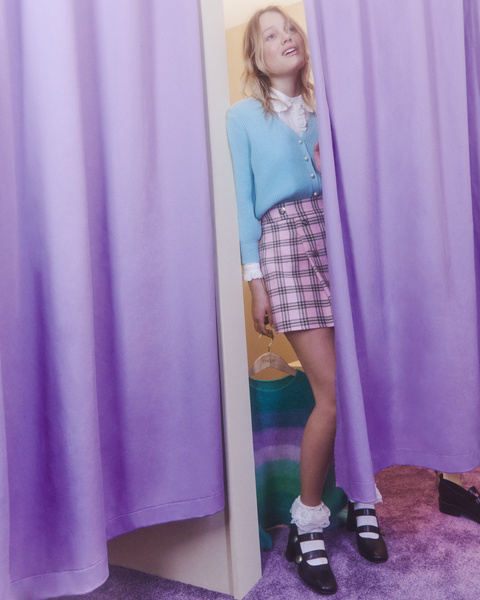 Кардиганы, мини-юбки и воротнички: стиль школьницы из 90-х в новой коллекции Maje