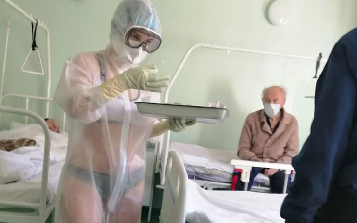Медсестру в Туле наказали за купальник под защитным костюмом