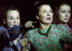 «Женщины, боги на вашей стороне»: в театре «Модерн» показали «Матрешек на округлости Земли» Юрия Грымова