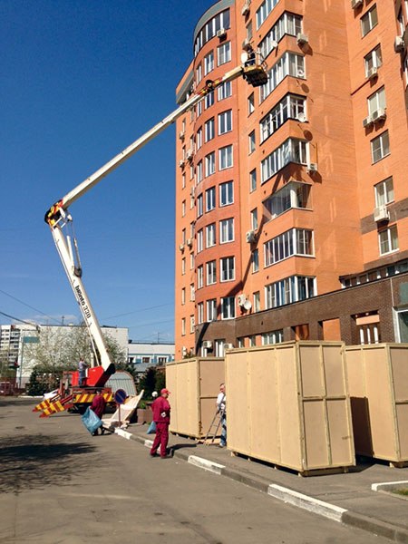 Мебель в квартиру загружают при помощи крана. 8 мая 2013 года