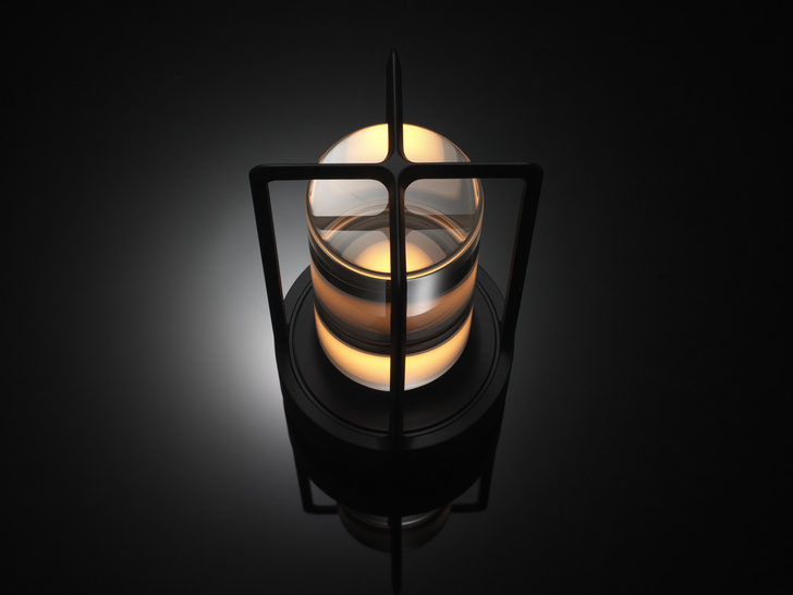 Портативная лампа Turn+ по дизайну Нао Тамуры