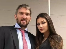 Жена Александра Овечкина попала в больницу