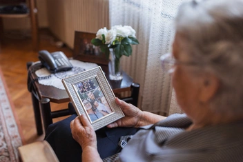 Деменция: как ухаживать за пожилыми родителями и выжить самому