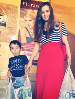 Рита со старшим сыном Митей вместе ходят за покупками