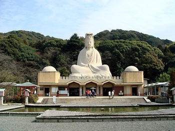 Статуя богини милосердия Риозен-Каннон установлена у подножия покрытых зеленью восточных гор Киото.