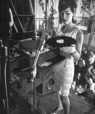 История одной фотографии: первая девушка-диджей ночного клуба, 1964 год