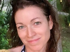 «Все фильтры сняты»: 49-летняя Алена Хмельницкая показала честное селфи без макияжа и фотошопа