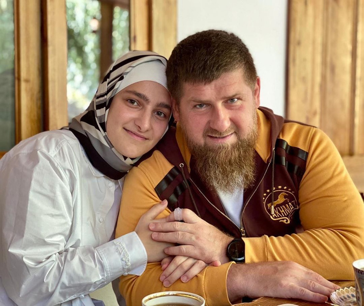 «Ты во всем пример для меня»: Айшат Кадырова поздравила отца с 44-летием