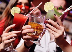 С алкоголем и без: 5 коктейлей для Нового года, которые понравятся всей вашей семье