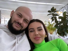 Джиган завалил комнату красными розами в честь дня рождения Оксаны Самойловой