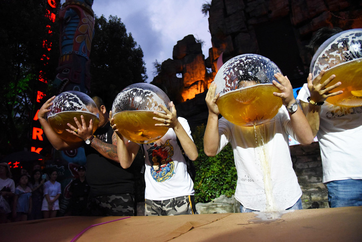 Соревнования по питью пива на скорость в Китае. А пьют граждане, между прочим, из аквариумов