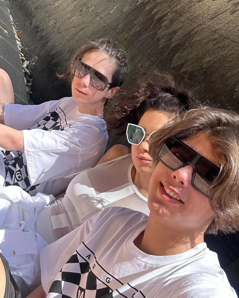 Два красавца и тату на бедре: Екатерина Климова удивила снимками из отпуска