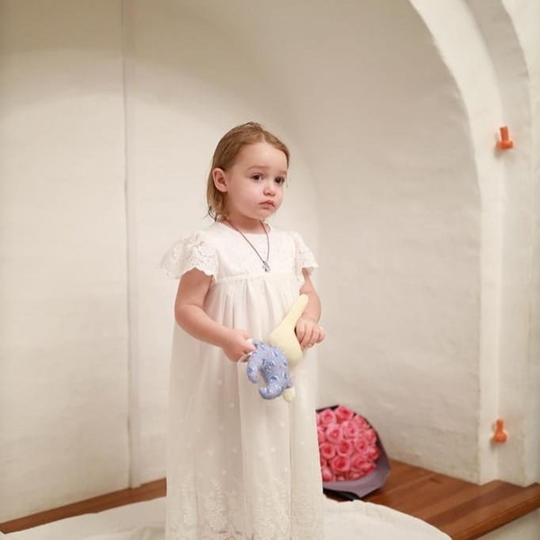 «Моя богиня!»: Оксана Акиньшина показала фото с крестин своей очаровательной 2-летней дочери