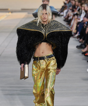 Круизная коллекция Louis Vuitton вдохновляет носить ремни на обнаженной талии, квадратные топы и платья с капюшонами