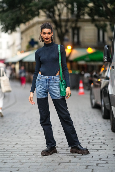 Двуцветные, белые и самые обыкновенные: какие джинсы носят модели между показами Недели моды в Париже?