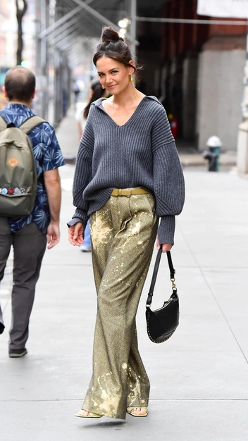 Этой весной вам нужен уютный свитер, как у Кэти Холмс — он придаст образу элегантности | marieclaire.ru