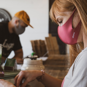 Жителям Москвы рекомендуют носить маски в помещениях из-за новых случаев COVID-19