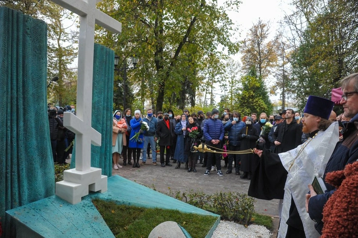 На могиле Марка Захарова установили памятник