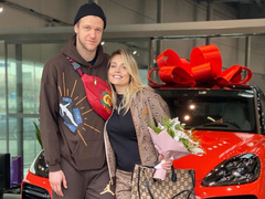На 35-летие Марина Зубкова получила от мужа-баскетболиста новый Porsche Cayenne
