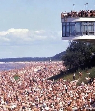 История одной фотографии: битком забитый пляж Юрмалы, 1965