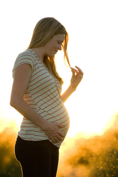 Можно ли при беременности клеить обои