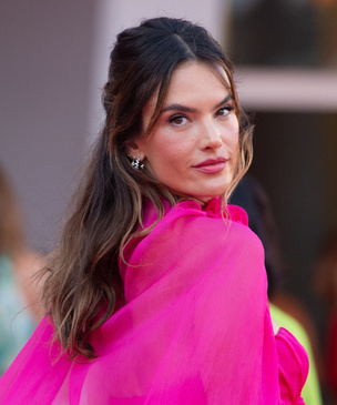 Горячий розовый: топ-модель Алессандра Амбросио в невесомом платье заставила о себе говорить