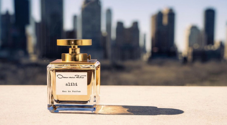 Олицетворение соблазна: Ирина Шейк в черном бархате — лицо нового парфюма Oscar de la Renta