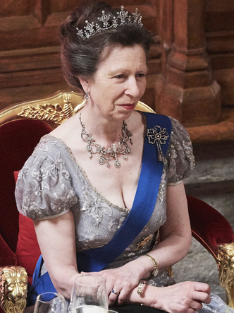 Носит не снимая: самые потрясающие королевские украшения из шкатулки принцессы Анны