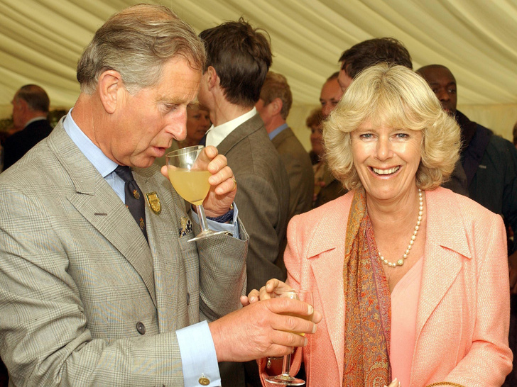 Любовь к алкоголю и черный юмор: как жена принца Чарльза ведет себя на мероприятиях на самом деле