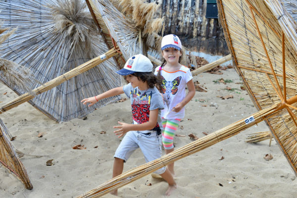 Алла-Виктория и Мартин обожают играть на пляже в догонялки