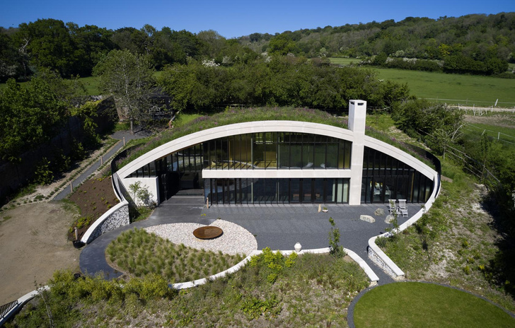 Архитекторы построили дом-нору среди холмов в Англии