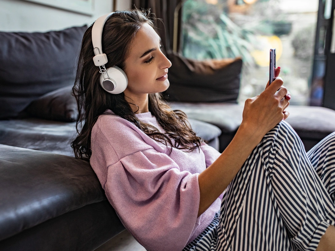 5 подкастов о психотерапии, которые помогут понять себя и окружающих | marieclaire.ru