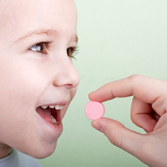 Мамины хитрости: как правильно дать ребенку лекарство