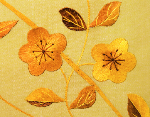 Сюжетами для ручной вышивки становятся растения, бабочки, птицы. Коллекция Cherry Blossom (Fromental)