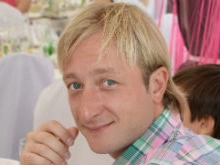 Евгений Плющенко вышел на прогулку после операции