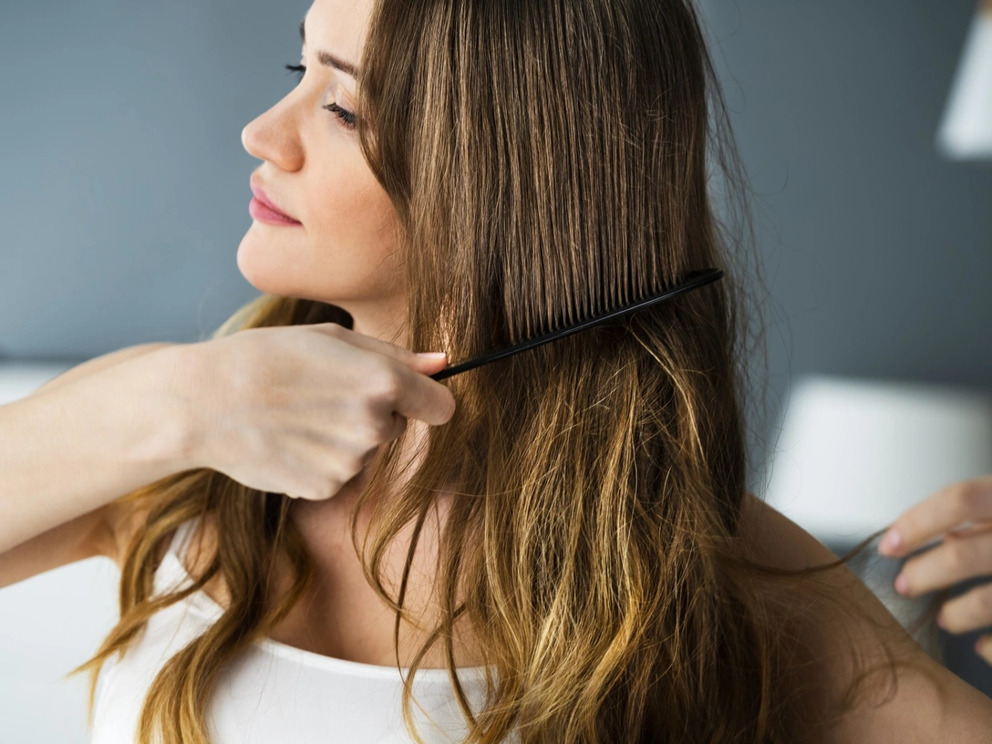Как на самом деле расчесывать волосы, чтобы они меньше пачкались | marieclaire.ru