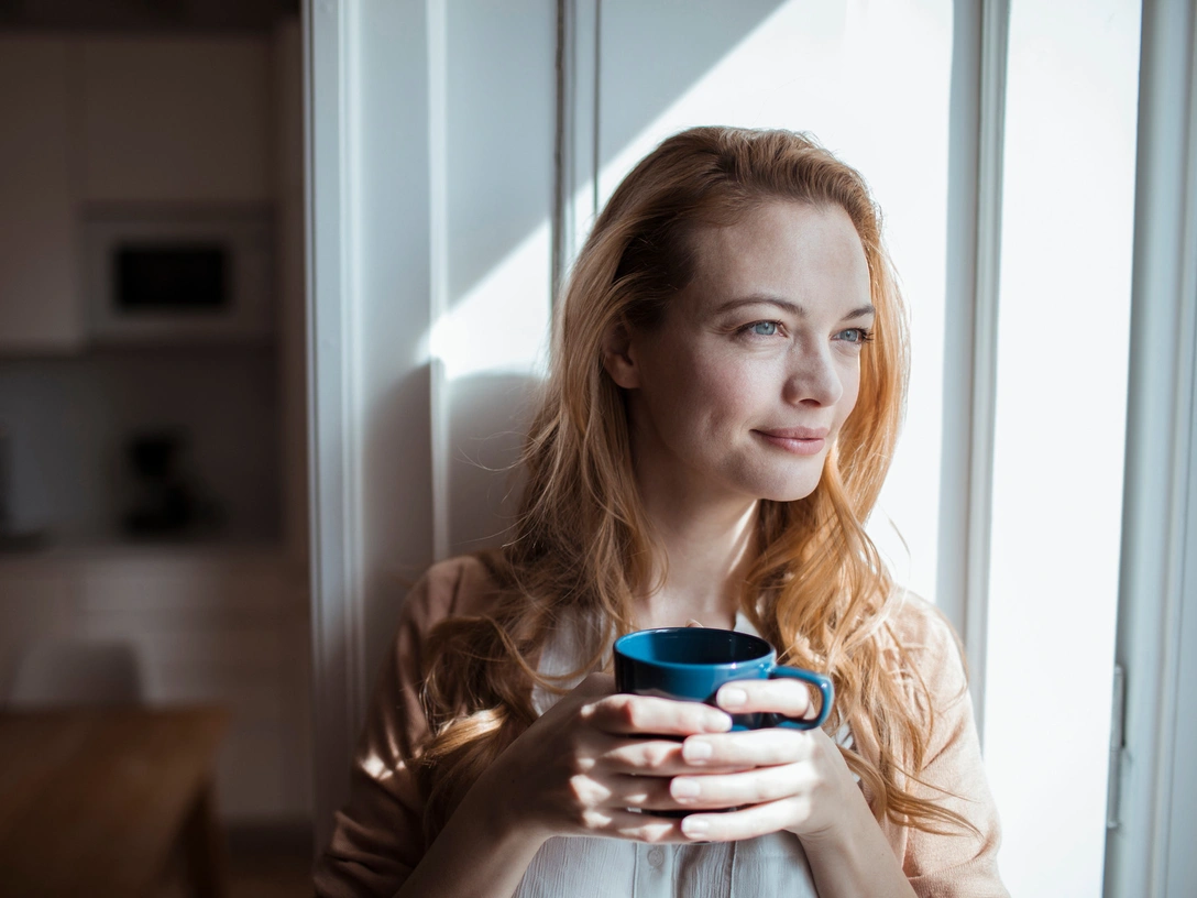 6 явных признаков того, что вы амбиверт (и что это все значит) | marieclaire.ru