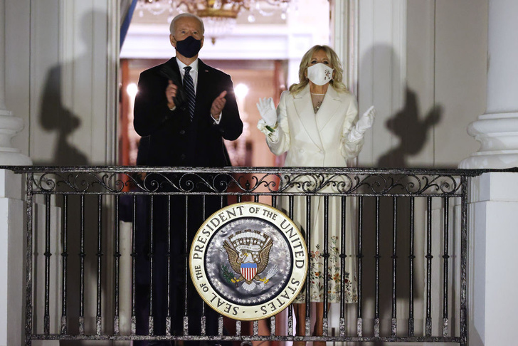 Новая первая леди США, Джилл Байден, в белом платье. Почему этот наряд напомнил всем о свадьбе Меган Маркл?