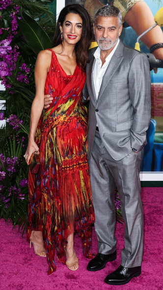 Амаль Клуни выглядит потрясающе в ярком платье с глубоким декольте