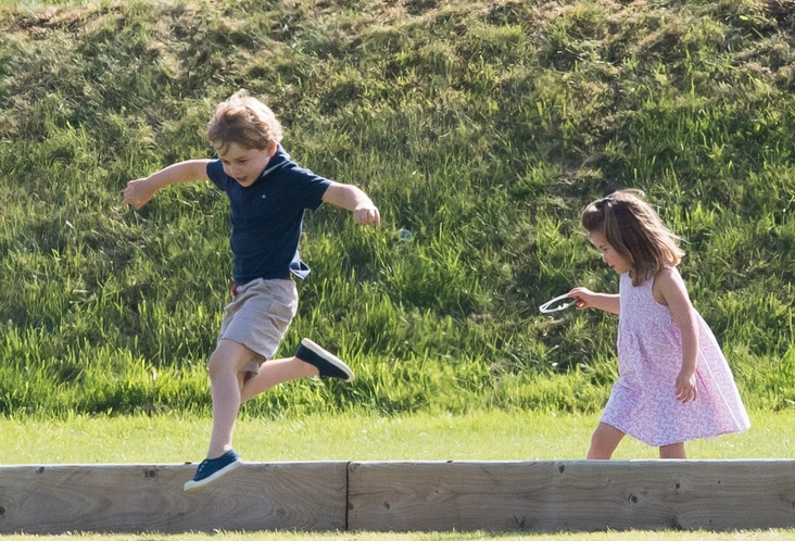 На другом будущий наследник британского престола лихо преодолевает препятствия на своем пути