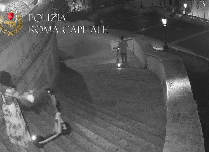 Вандалы в Риме: туристы на самокатах повредили известную достопримечательность на €25 тысяч