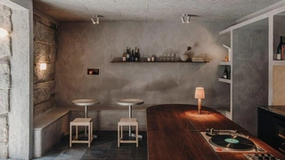 Минималистский бар-пещера в Мадриде