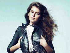 Дочь Синди Кроуфорд позирует для Versace