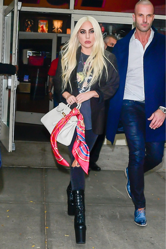 Рваные джинсы и сумка за несколько тысяч долларов: что носит Леди Гага вне красной дорожки?