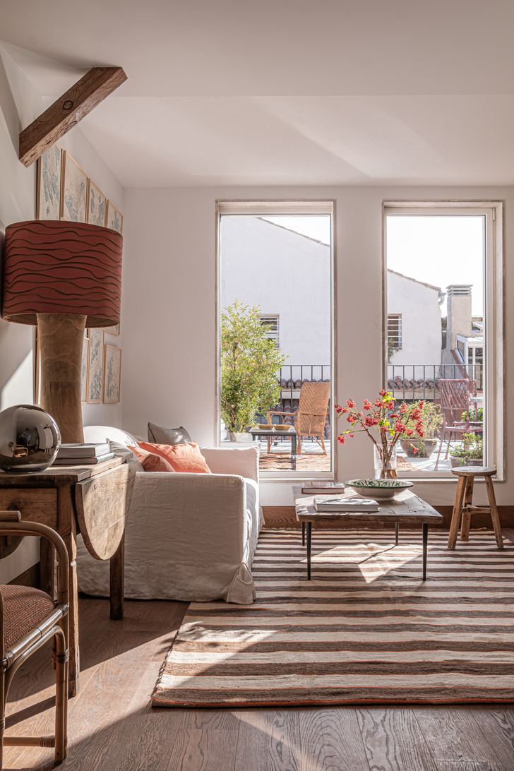 Двухэтажные апартаменты в Мадриде с уютной обстановкой и террасой