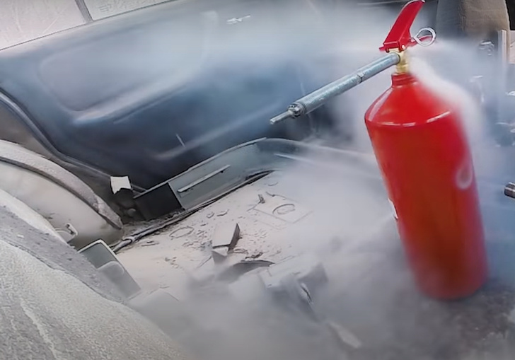 Что будет, если внутри автомобиля взорвется огнетушитель (видеосъемка из салона)