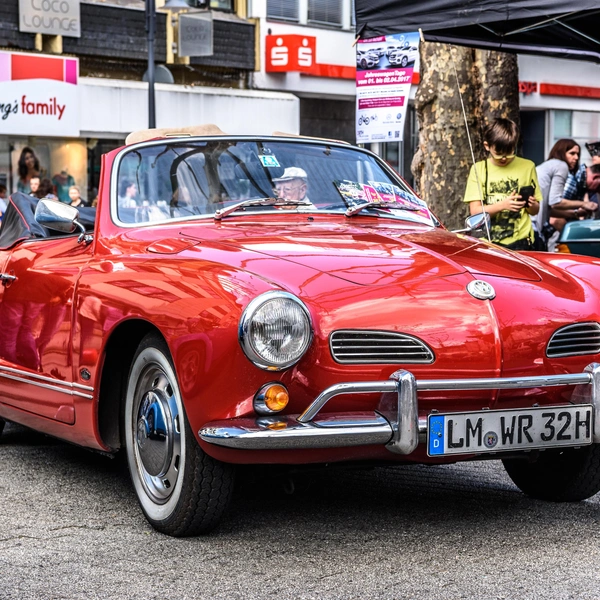 Volkswagen Karmann-Ghia, 1955Под этим кузовом скрывается начинка Volkswagen Käfer, то есть «жука». Кузов этой модели разрабатывали два ателье, немецкое Karmann и итальянское Ghia. Автомобиль обходился в полтора раза дороже Käfer, но все равно недорого для спортивного купе или кабриолета. Производили машину с 1955 по 1975 год, всего выпустили около 487 000 штук. Она даже блеснула в фильме «Однажды в Голливуде»&nbsp;— смотри нашу подборку "Семь нелепых автомобилей из крутых кинофильмов (и один велосипед".