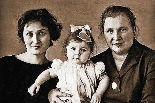 Будущую звезду эпатажа воспитывали мама Людмила и бабушка Олимпиада